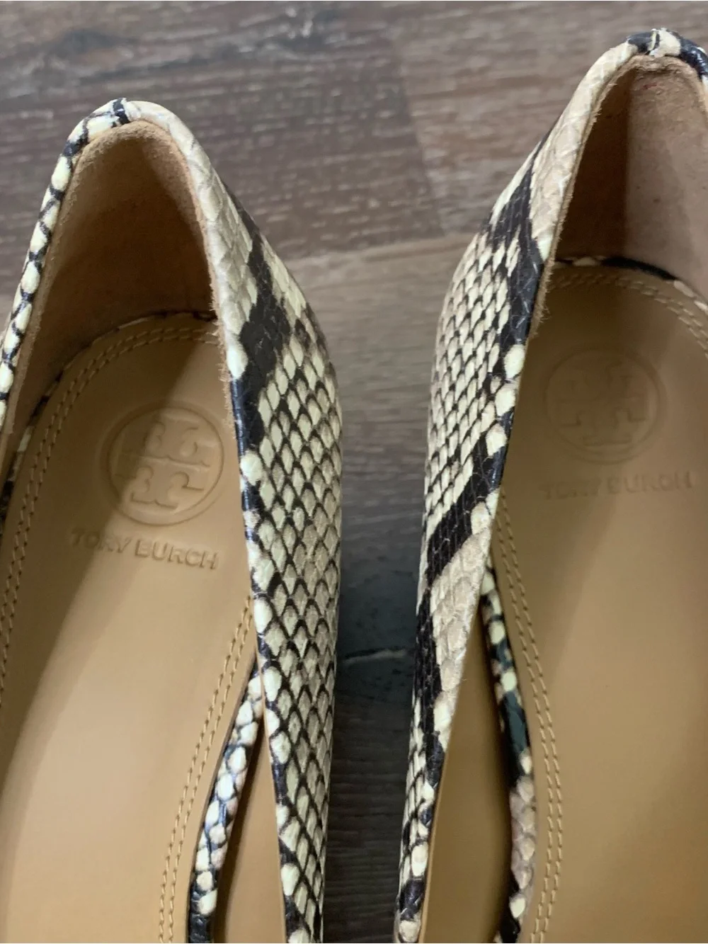 Tory Burch women’s Chelsea snake print cap toe Pumps 10
